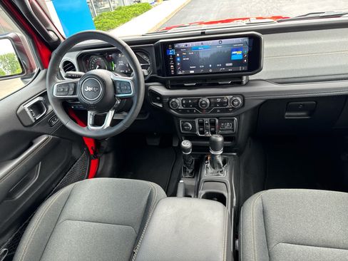 Used 2025 Jeep Wrangler Unlimited Sahara AWD/4WD image 6
