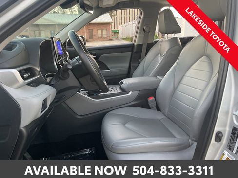 Used 2023 Toyota Highlander L image 29