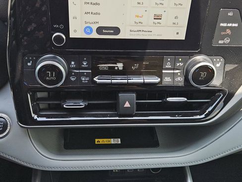 Used 2024 Toyota Highlander XLE FWD image 21