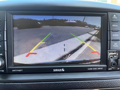 Used 2015 Chrysler Town & Country Touring FWD image 19