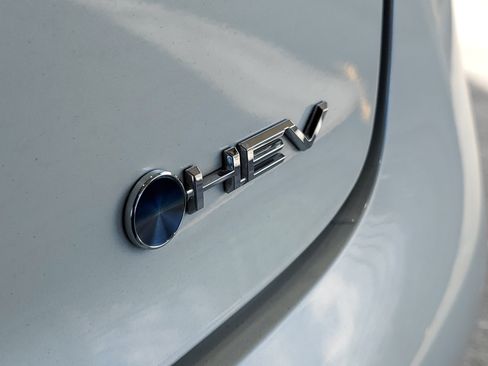 Used 2023 Toyota Prius LE FWD image 5