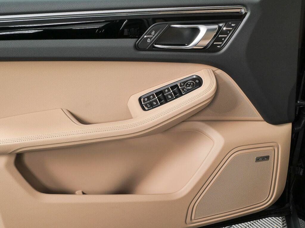 Certified 2026 Porsche Macan AWD/4WD image 6
