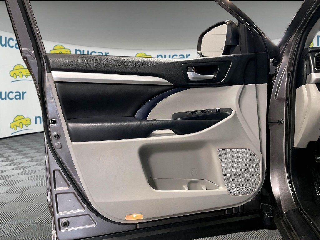 Used 2019 Toyota Highlander XLE AWD/4WD image 9