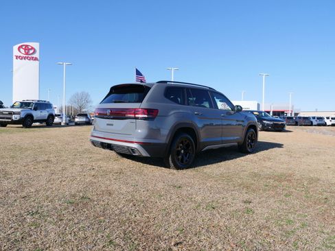 Used 2024 Volkswagen Atlas Peak Edition SE image 4