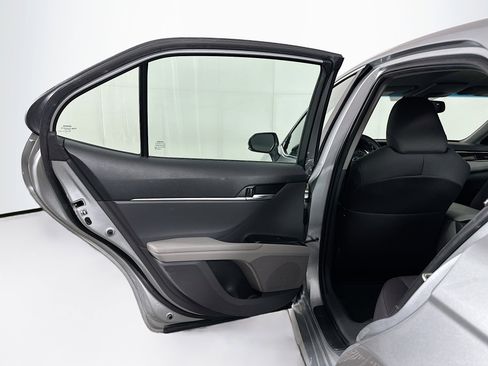 Used 2018 Toyota Camry LE image 25