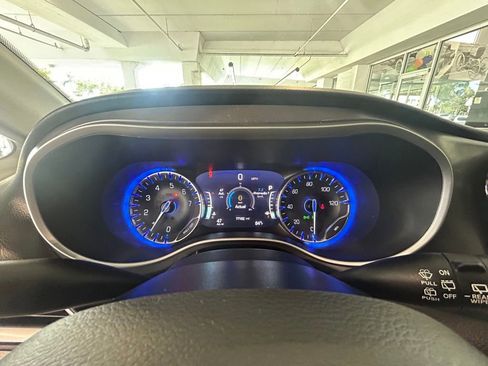 Used 2022 Chrysler Pacifica Touring-L image 38