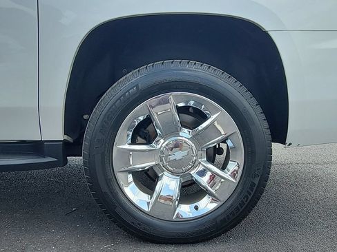 Used 2020 Chevrolet Suburban LT w/ Luxury Package RWD image 32
