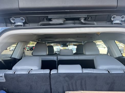 Used 2022 Toyota Highlander XLE image 7