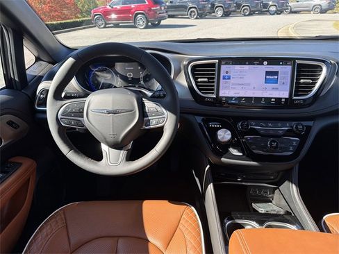 Used 2024 Chrysler Pacifica Pinnacle w/ Trailer Tow Group image 21