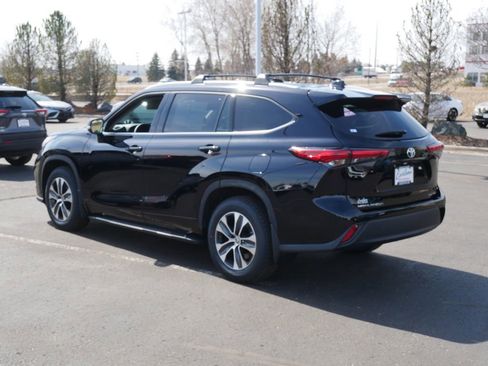Used 2022 Toyota Highlander XLE image 6