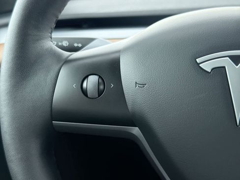 Used 2022 Tesla Model Y Long Range image 25