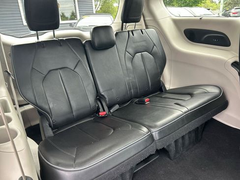 Used 2019 Chrysler Pacifica Limited w/ Tire & Wheel Group FWD image 29