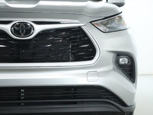 Used 2024 Toyota Highlander XLE AWD/4WD image 7