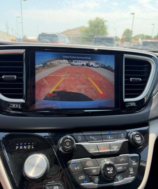 Used 2024 Chrysler Pacifica Touring-L FWD image 11