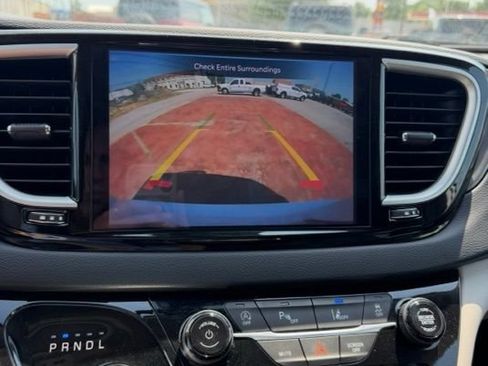 Used 2024 Chrysler Pacifica Touring-L FWD image 11