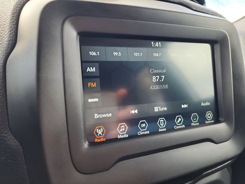 Used 2018 Jeep Renegade Limited w/ Safety & Security Group image 18