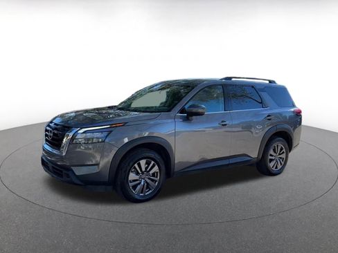 Used 2025 Nissan Pathfinder SV image 8