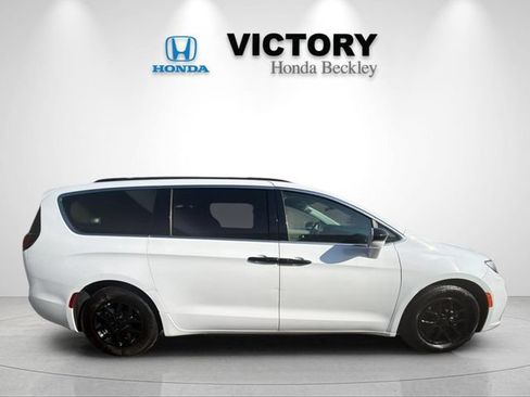 Used 2022 Chrysler Pacifica Touring-L FWD image 6