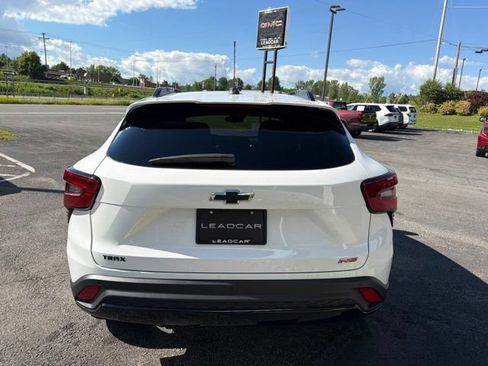 Used 2025 Chevrolet Trax RS w/ Sunroof Package FWD image 4