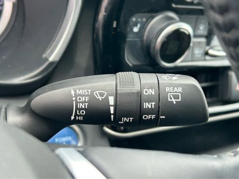 Used 2021 Toyota Highlander XLE AWD/4WD image 27