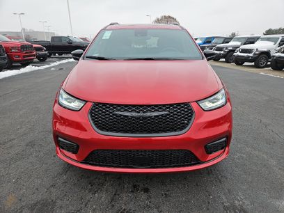 New 2026 Chrysler Pacifica Select w/ S Appearance Package
