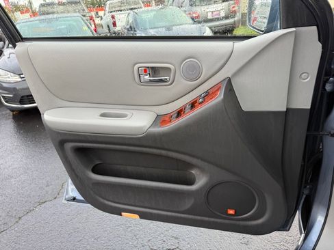 Used 2005 Toyota Highlander Limited image 24