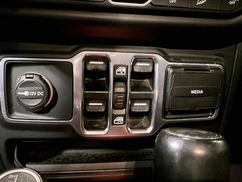 Used 2020 Jeep Wrangler Unlimited Sahara image 31