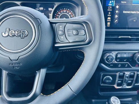 Used 2024 Jeep Gladiator Sport image 16