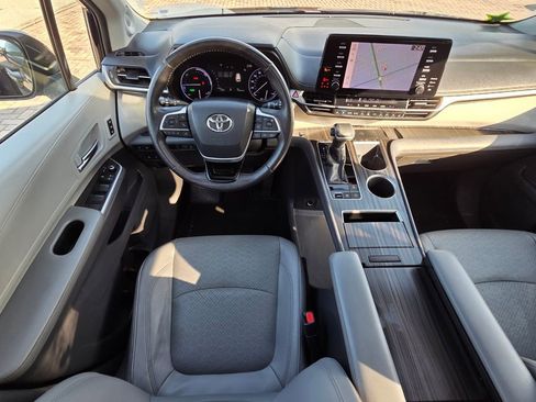 Used 2021 Toyota Sienna Limited image 6