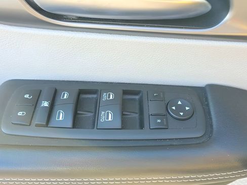 Used 2023 Chrysler Pacifica Touring-L FWD image 21