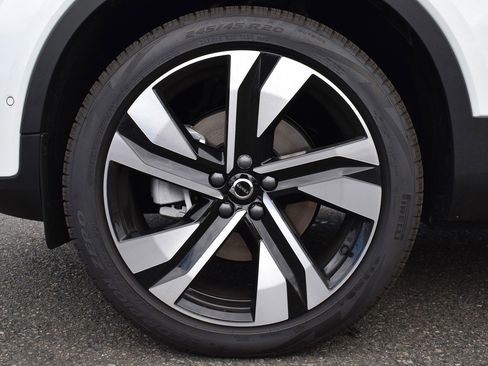 Certified 2024 Volvo XC40 B5 Ultimate w/ Protection Package Premier image 10