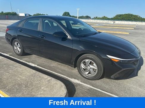 Used 2024 Hyundai Elantra SE FWD image 12