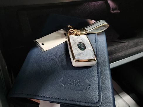 Used 2018 Land Rover Discovery HSE image 47