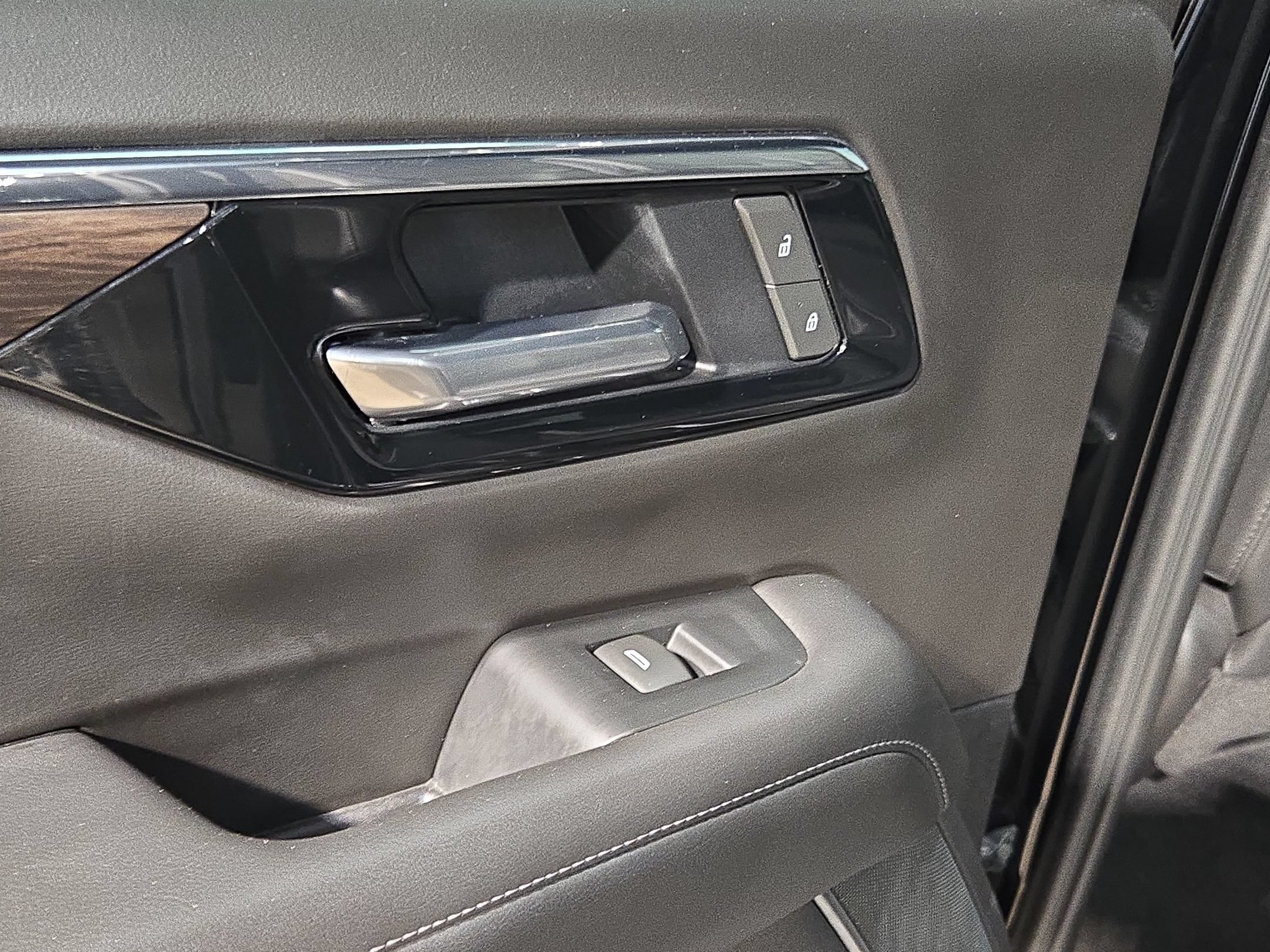 Used 2025 Chevrolet Suburban Z71 AWD/4WD image 32