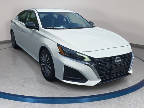 Used 2025 Nissan Altima 2.5 SV FWD image 3