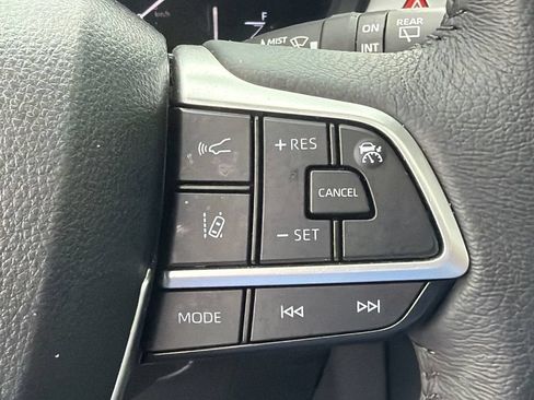 Used 2025 Toyota Sienna XLE FWD image 24