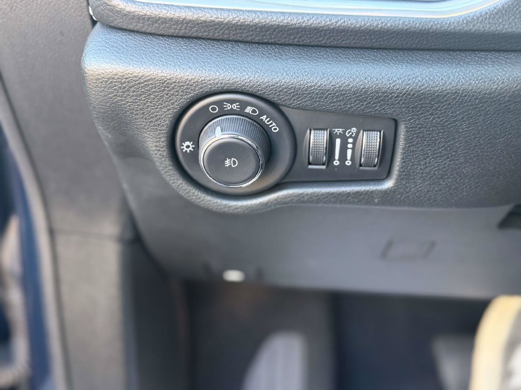 Used 2025 Chrysler Pacifica Limited FWD image 33