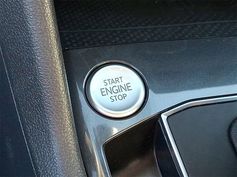 Used 2021 Volkswagen Tiguan SE image 23