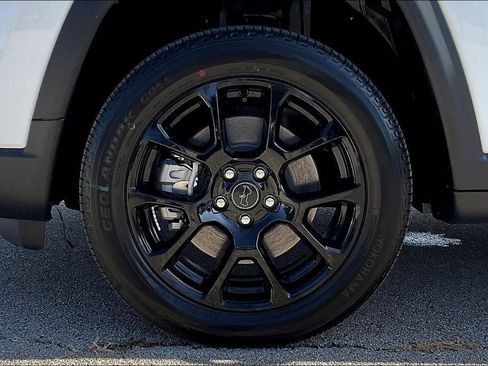 New 2025 Jeep Compass Latitude w/ Convenience Group AWD/4WD image 11
