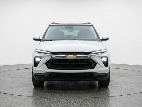 Used 2025 Chevrolet TrailBlazer LT FWD image 2