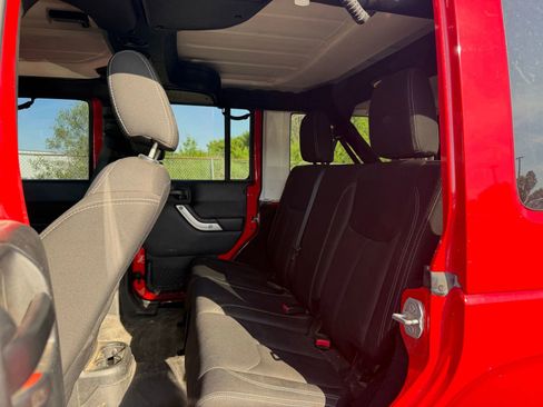 Used 2017 Jeep Wrangler Unlimited Sahara AWD/4WD image 11