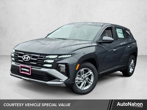 Certified 2025 Hyundai Tucson SE image 1