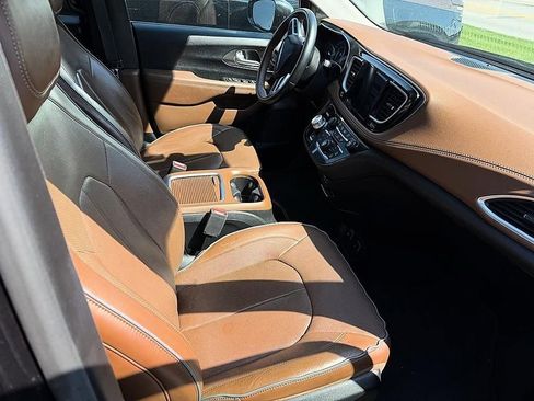 Used 2019 Chrysler Pacifica Limited w/ Tire & Wheel Group image 5