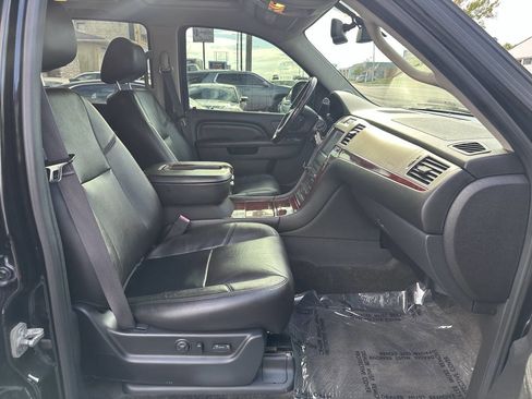 Used 2013 Cadillac Escalade Luxury image 16