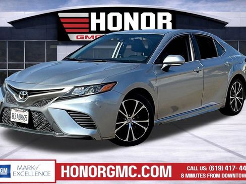 Used 2020 Toyota Camry SE w/ Convenience Package image 3