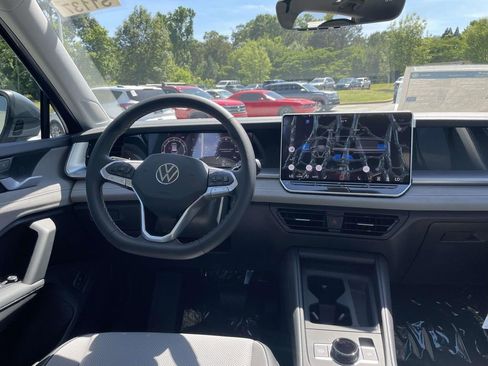New 2026 Volkswagen Tiguan SE FWD image 13