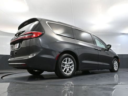 Used 2021 Chrysler Pacifica Touring-L image 53