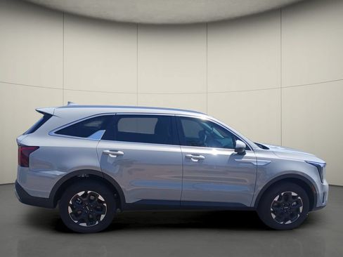Used 2025 Kia Sorento S AWD/4WD image 8