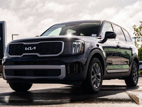 Used 2023 Kia Telluride LX AWD/4WD image 3