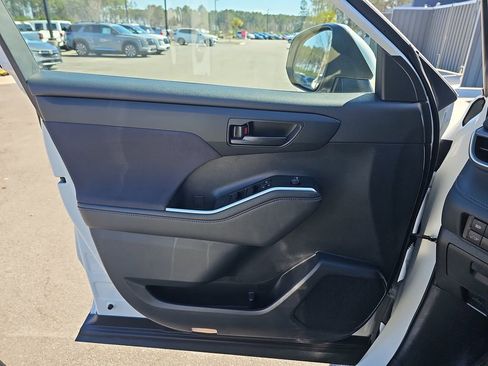 Used 2024 Toyota Highlander LE image 31